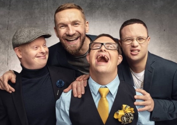 „Hipokryta z TVN-u”. Przed kamerami był przyjacielem chorych na zespół Downa, a teraz protestuje