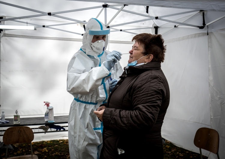 Punkt pobrań w Bratysławie Słowacja: W pierwszym dniu testów na obecność koronawirusa wzięło udział 2,5 mln osób
