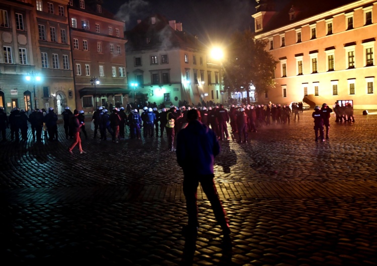 Warszawa, 30.10.2020. Policja zabezpiecza protest pod hasłem