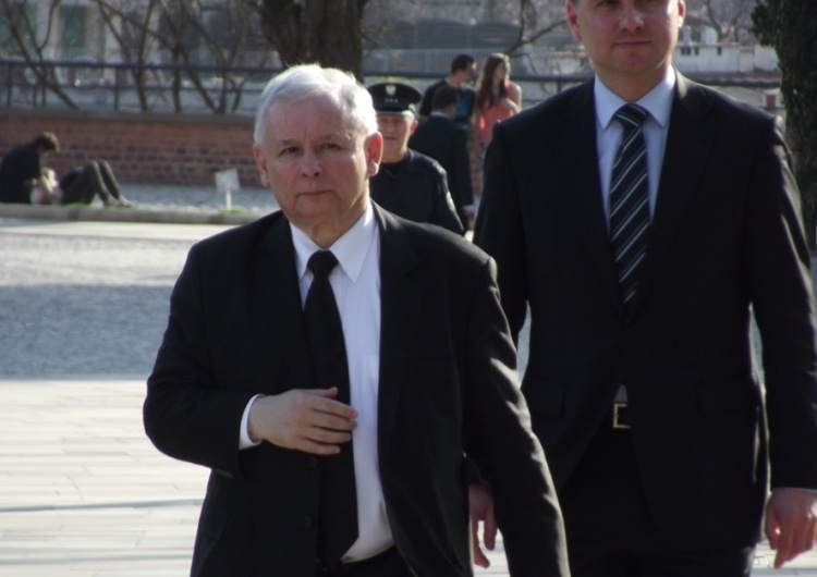Jarosław Kaczyński Prezes PiS pojawił się na cmentarzu mimo zakazu? To fake news, a zdjęcie pochodzi z 2011 roku