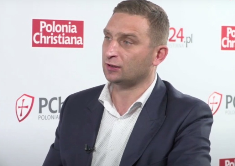 Robert Bąkiewicz „Chcą zniszczyć tożsamość narodową, rozbić rodziny”. Szef Straży Narodowej nie przebiera w słowach