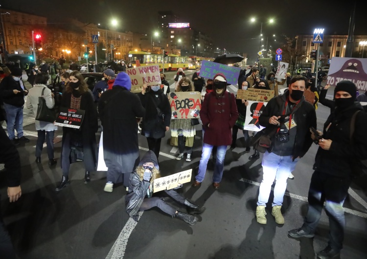 fot. Wojciech Olkuśnik Kilkuset demonstrantów Strajku Kobiet blokowało przejazdy, a potem przeszło pod Sejm