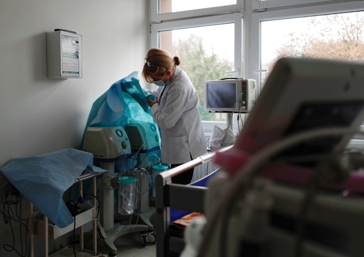 Testy antygenowe, pulsoksymetry, automatyczne kwarantanny. Wyjaśniamy strategię rządu ws. walki z Covid-19