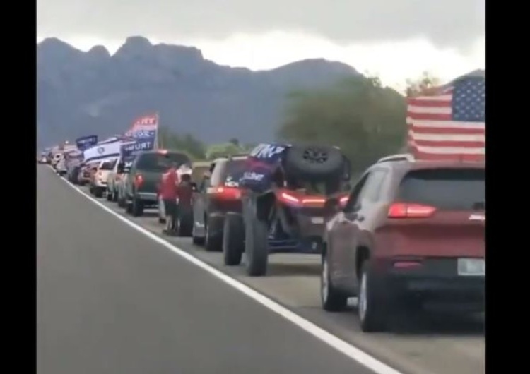  [video] Karawany aut popierające Trumpa jeżdżą po USA. Ta miała długość... 154 km!