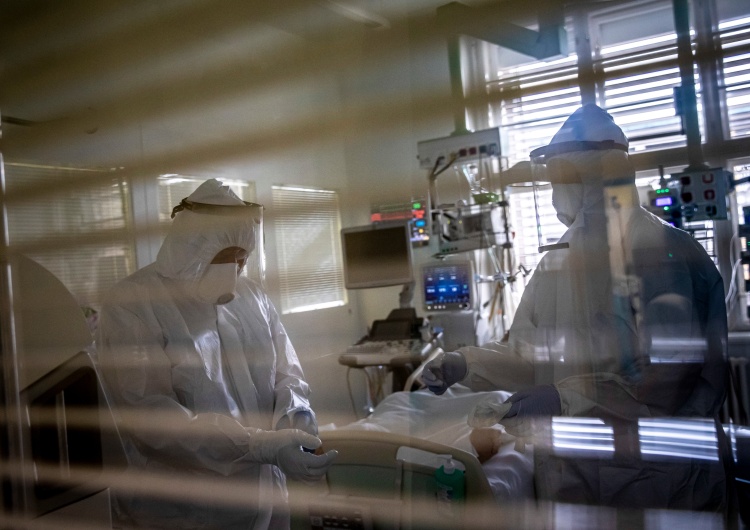 EPA/MARTIN DIVISEK Rekord nowych zakażeń koronawirusem. Blisko 400 osób nie żyje