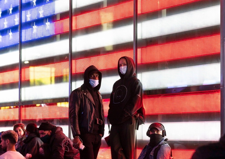 flaga USA na Times Square [Tylko u nas] Dr Rafał Brzeski: Nie, jeszcze nie wiadomo kto wygrał, ale już wiadomo, że będzie dym