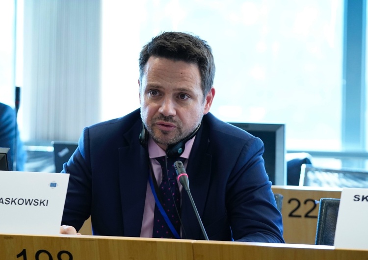 Rafał Trzaskowski „Trzaskowski wychodzi na całkowitego idiotę”. Szef Ruchu Narodowego nie przebiera w słowach