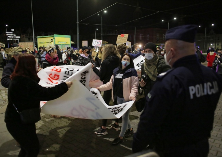 Kolejne protesty aborcjonistów. Ok. 100 osób na Placu Defilad otoczyła policja