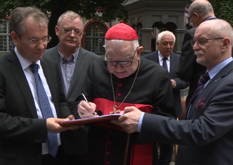 kard. Henryk Gulbinowicz Kard. Gulbinowicz w szpitalu; jego stan jest bardzo ciężki