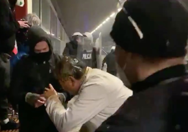  [WIDEO] „Czemu służyła dzisiejsza agresja policji?”. Bąkiewicz publikuje film z zajścia na stacji Stadion Narodowy