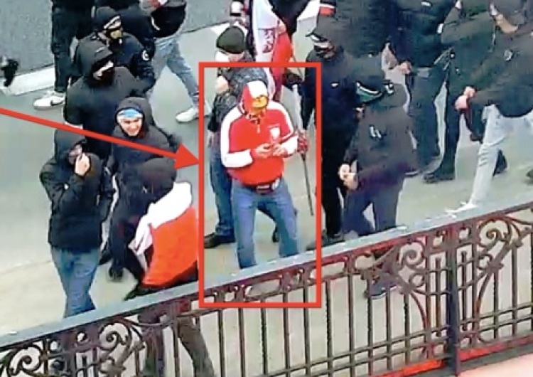 Rzucił racą i podpalił mieszkanie. Policja opublikowała wizerunek mężczyzny