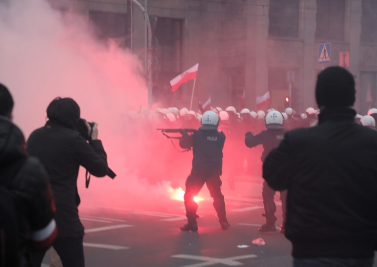 RMF FM: Policjanci zabezpieczający Marsz Niepodległości użyli broni bez zgody dowódcy operacji