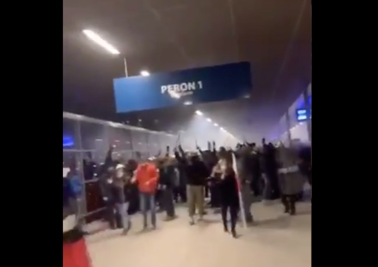  [WIDEO] „Skandal. Ktoś musi za to odpowiedzieć”. Zatrważające nagranie ze stacji Warszawa Stadion