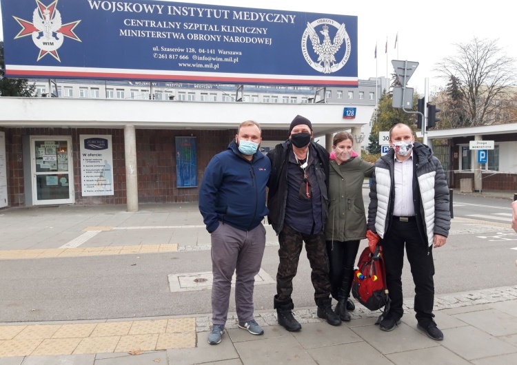  Tomasz Gutry w towarzystwie kolegów z redakcji opuścił szpital