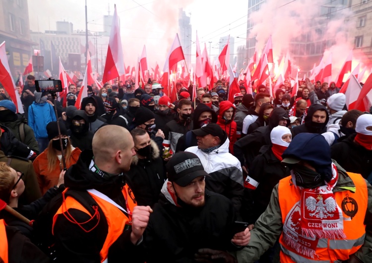 Warszawa. Uczestnicy Marszu Niepodległości Reportaż „Charlie Hebdo” o Marszu Niepodległości. Umieszczono w nim karykaturę Jana Pawła II