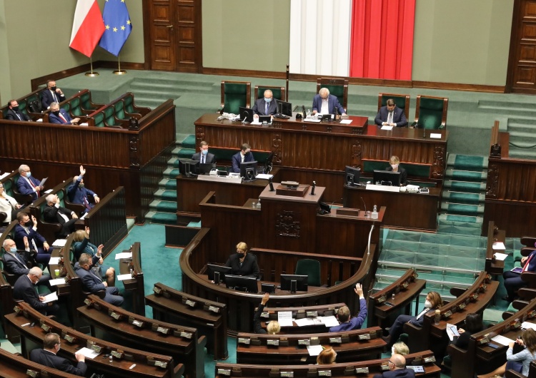  [NOWY SONDAŻ] PiS odzyskuje przewagę? W Sejmie pięć ugrupowań