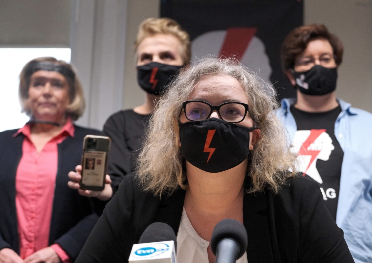 Marta Lempart (2P), oraz posłanki Lewicy Wanda Nowicka (L), Joanna Scheuring-Wielgus (2L) i Monika Falej (P) [sondaż] Elektorat ZP i KO - ogromna rozbieżność w akceptacji dla wulgaryzmów w przestrzeni publicznej