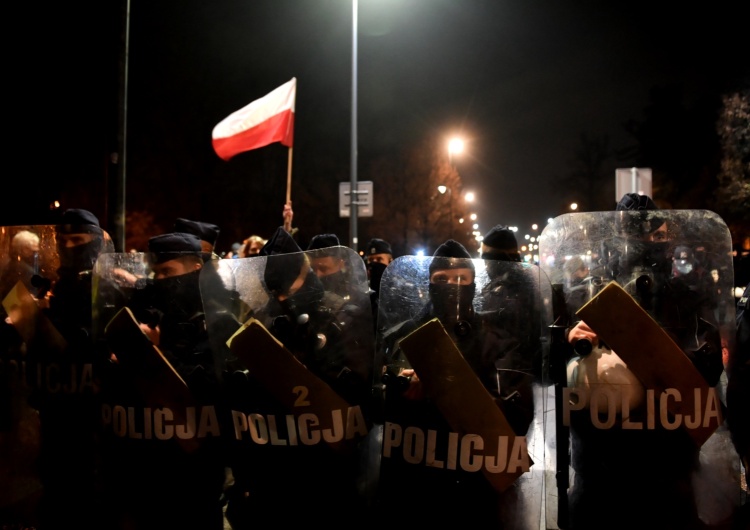 Warszawa: Policja zablokowała przemarsz i wzywa protestujących do rozejścia się
