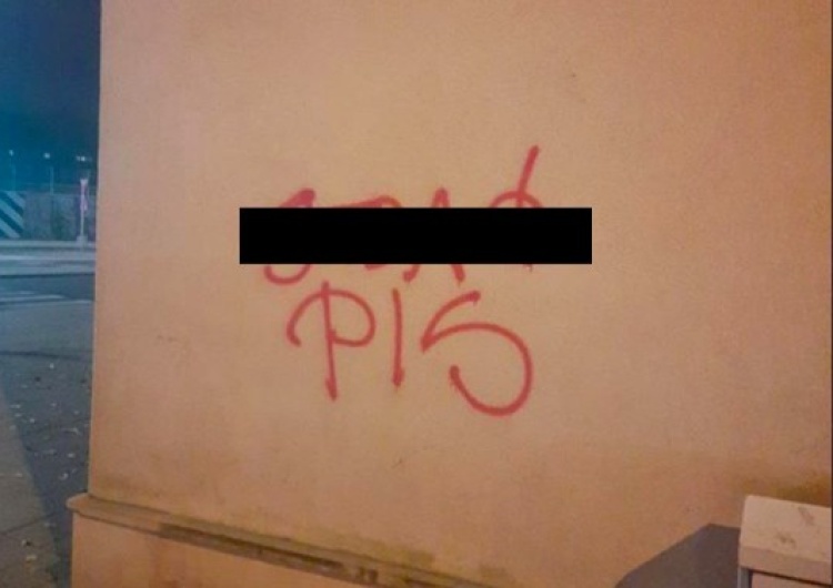 Gdańsk: PiS prosił o usunięcie napisu ze ściany Urzędu Miasta. Gdański magistrat go… zakleił