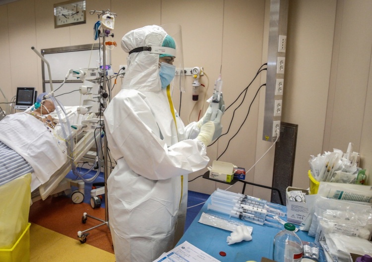 Wielka Brytania: Opracowano spray do nosa, który zapobiega zakażeniom koronawirusem