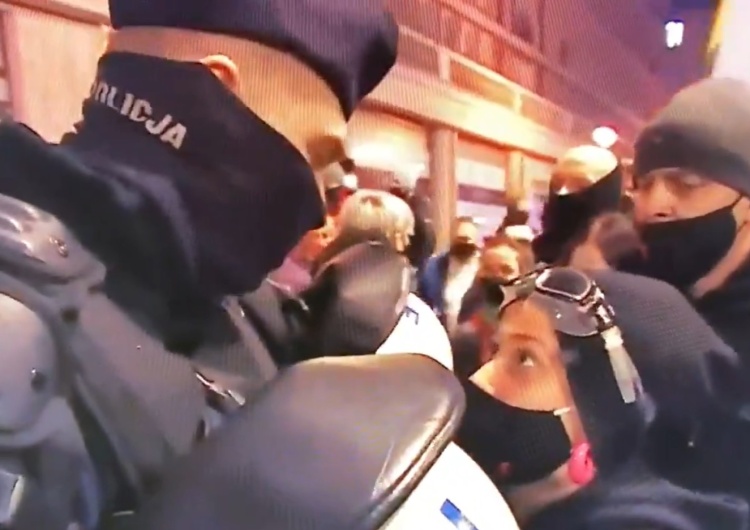 feministka, policjant, Strajk Kobiet