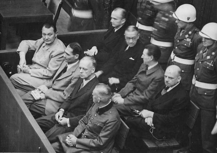 Norymberga, Od lewej w pierwszym rzędzie: Göring, Hess, Ribbentrop, Keitel, w drugim rzędzie: Dönitz, Raeder, Schirach, Sauckel 