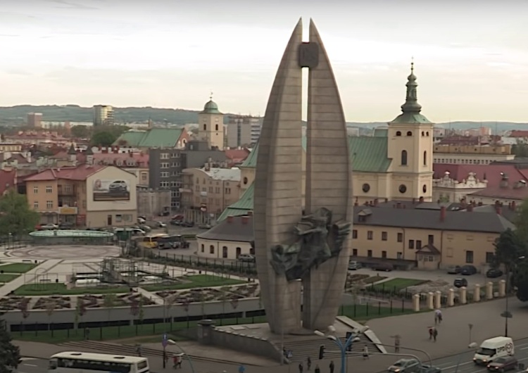 Pomnik Czynu Rewolucyjnego w Rzeszowie Strajk Kobiet broni Pomnika Czynu Rewolucyjnego w Rzeszowie, bo... kojarzy się z żeńskimi narządami płciowymi