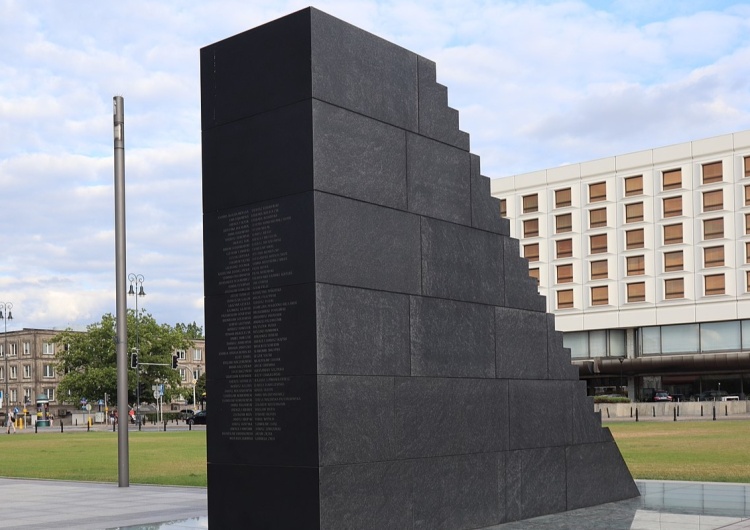  „Aborcja jest OK”. Zniszczono pomnik smoleński na placu Piłsudskiego w Warszawie