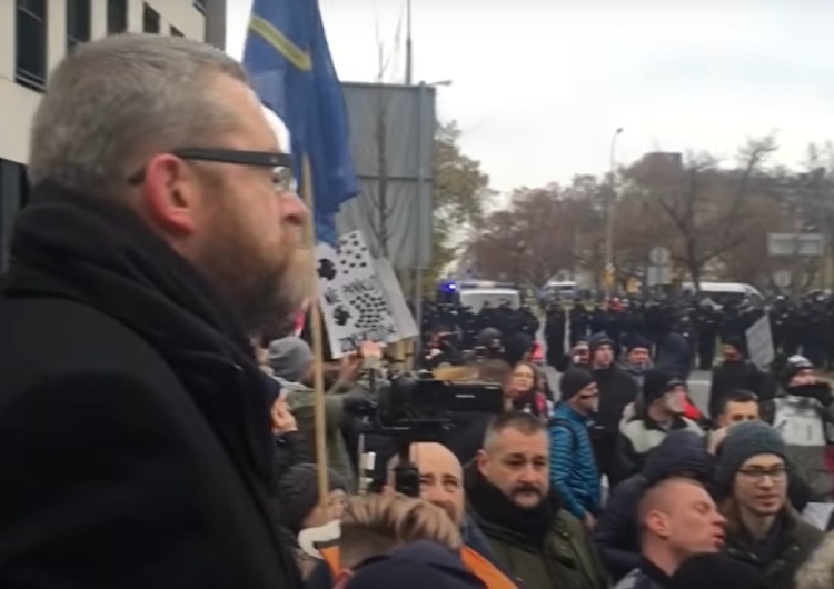Grzegorz Braun, demonstracja przeciwko obostrzeniom koronawirusowym Młodzież Wszechpolska nie rozumie: Dziambor, który przeszedł covid-19, uczestniczy w wydarzeniu, które go neguje