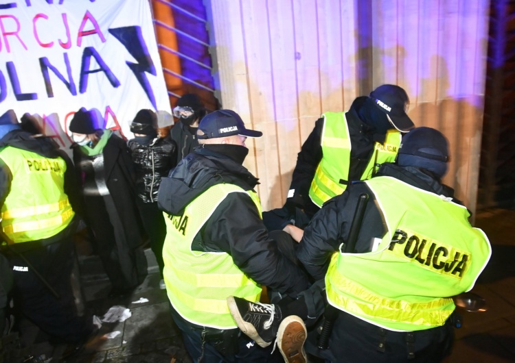 policja, protest przed MEN Rzecznik policji: dziennikarka GW zatrzymana z powodu podejrzenia o naruszenie nietykalności policjanta