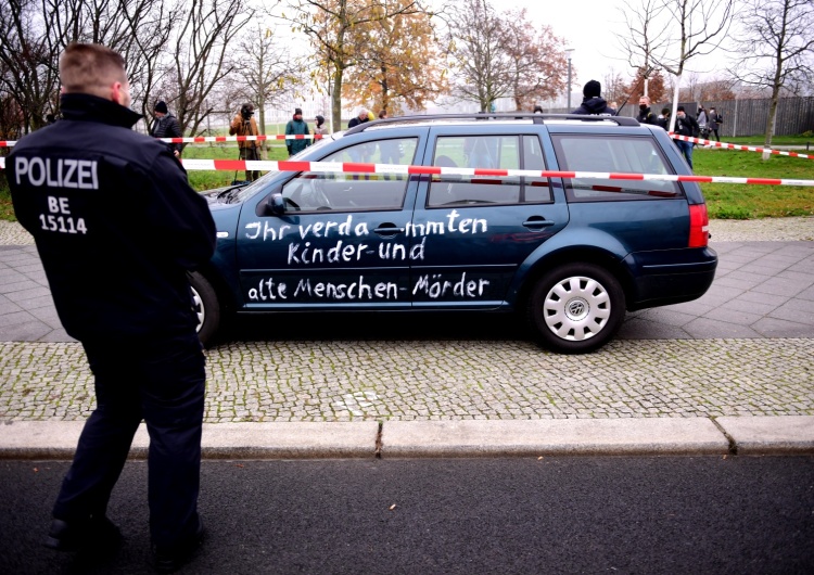  [Pilne] Samochód wjechał w bramę urzędu Angeli Merkel. Na aucie napis