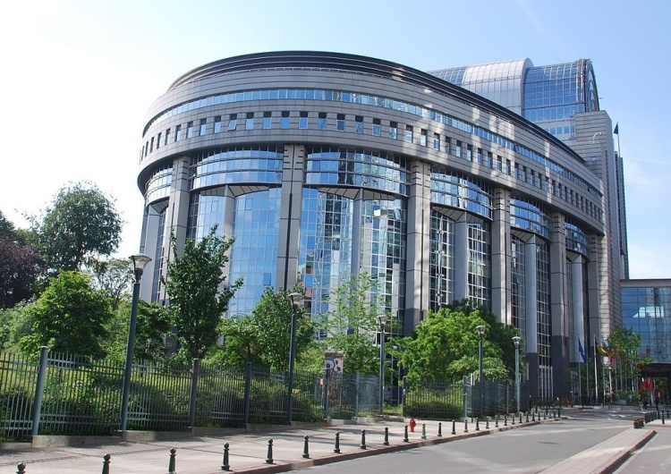 Parlament Europejski [FOTO] Saryusz-Wolski opublikował zdjęcie sali plenarnej PE w czasie debaty o Polsce. Słabiutko