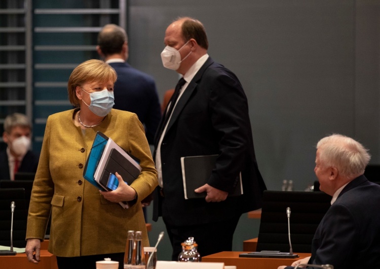 Angela Merkel, Horst Seehofer [Tylko u nas] Dr Rafał Brzeski: Obalić rząd Morawieckiego. Koszty nie grają roli