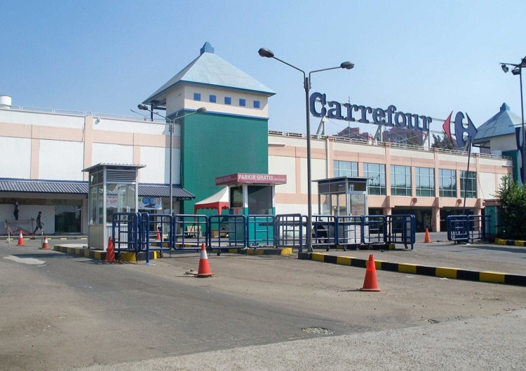 Carrefour wycofuje reklamy z TVP po artykułach nt. LGBT.
