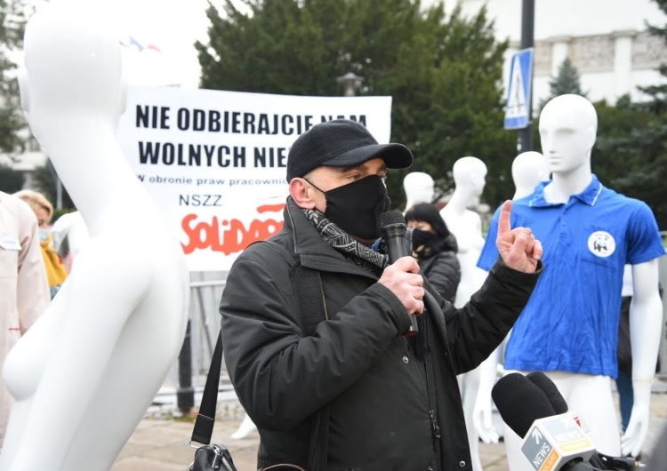  Protest Solidarności przed Sejmem przeciwko handlowi w niedziele. Policja spisała uczestników