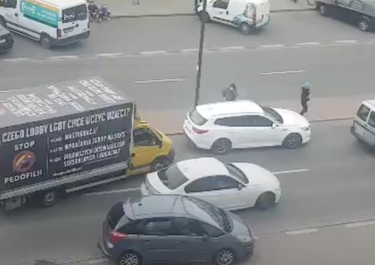 Zdjęcie ilustracyjne Warszawa: Awantura na ul. Puławskiej. Kierowcy blokują przejazd antyaborcyjnej furgonetki