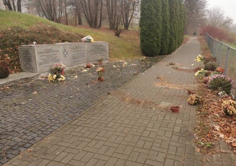 Zniszczone kwiaty i znicze przy pomniku Ofiar Katynia. Szokujący akt wandalizmu