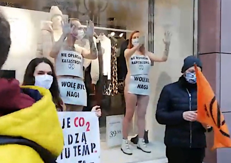 protest w H&M, Wrocław [video] Obwieszenie się tęczami nie pomogło. Półnagie kobiety przykleiły się do szyby sklepu H&M