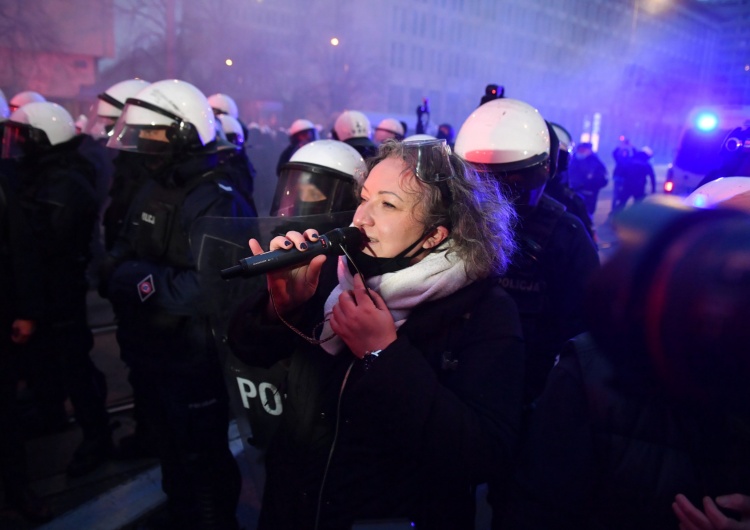 Radek Pietruszka Lempart pluje na policjanta. Ordo Iuris: 