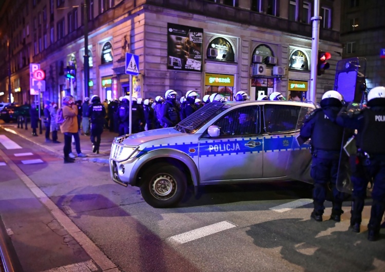 Strajk Kobiet, Warszawa [video] Skandaliczne zachowanie protestujących na Strajku Kobiet. wskakiwali przed radiowozy