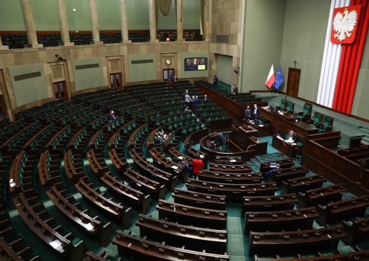  [SONDAŻ] Niewielkie spadki w poparciu dla PiS i KO