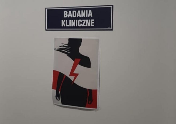  Presja ma sens. Z drzwi Szpitala Morskiego im. PCK w Gdyni zdjęto plakaty z piorunami