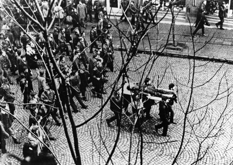 Demonstracje Grudnia 1970 w Gdyni: Ciało Zbyszka Godlewskiego niesione przez demonstrantów Audycje historyczne, słuchowisko, koncert, premiera płyty. Radio Gdańsk upamiętni 50. rocznicę Grudnia ‘70