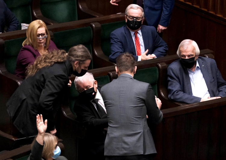  [Sondaż] PiS w górę. PO i ruch Hołowni tracą