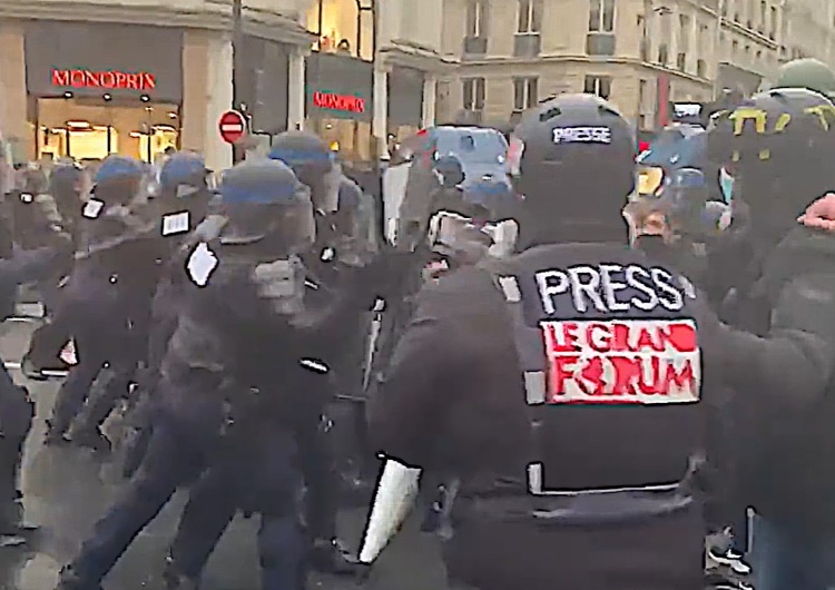 demonstracje we Francji [video] W wielu miastach Francji demonstracje przeciwko ograniczeniu wolności obywatelskich