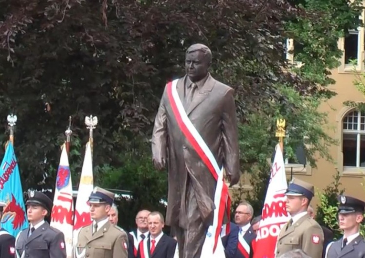 Pomnik Lecha Kaczyńskiego w Szczecinie Plakaty z Jaruzelskim  i Strajkiem Kobiet na pomniku Lecha Kaczyńskiego