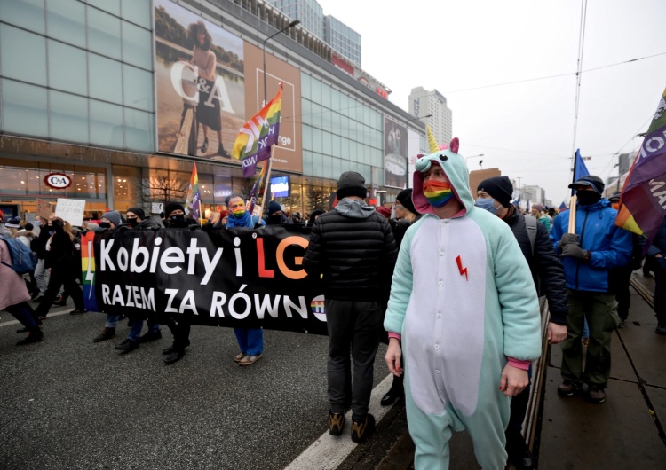  [Video] Aborcjoniści tańczą na ulicach i śpiewają: 