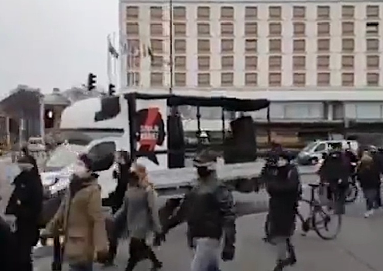 Strajk Kobiet pod Pomnikiem Ofiar Katastrofy Smoleńskiej [video] 