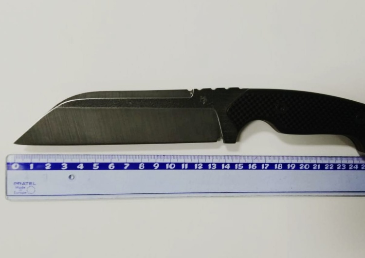 nóż odebrany przez policjantów uczestnikowi 