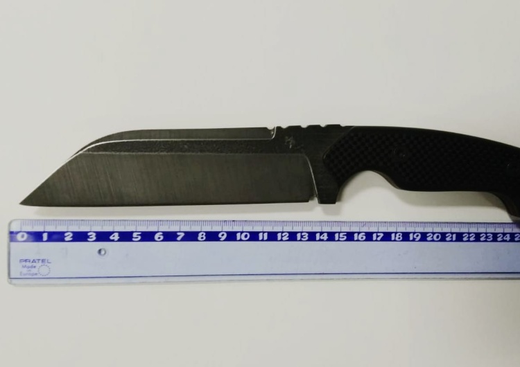 nóż odebrany przez policjantów uczestnikowi